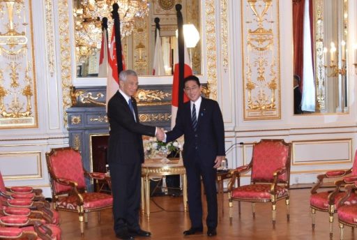 Prime Minister Kishida meets with H.E. Mr. Lee Hsien Loong, Prime Minister of the Republic of Singapore.