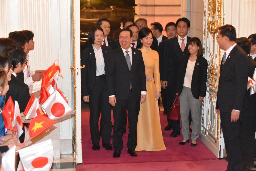 The President and his wife are welcomed.