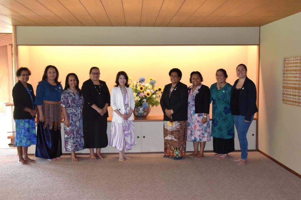 和風別館取次で行われた集合写真の様子。