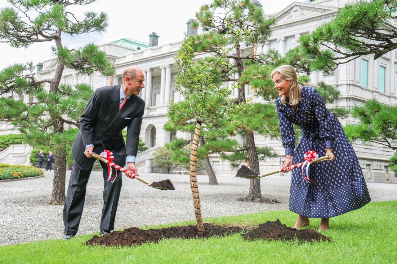 植樹をされる両殿下➀