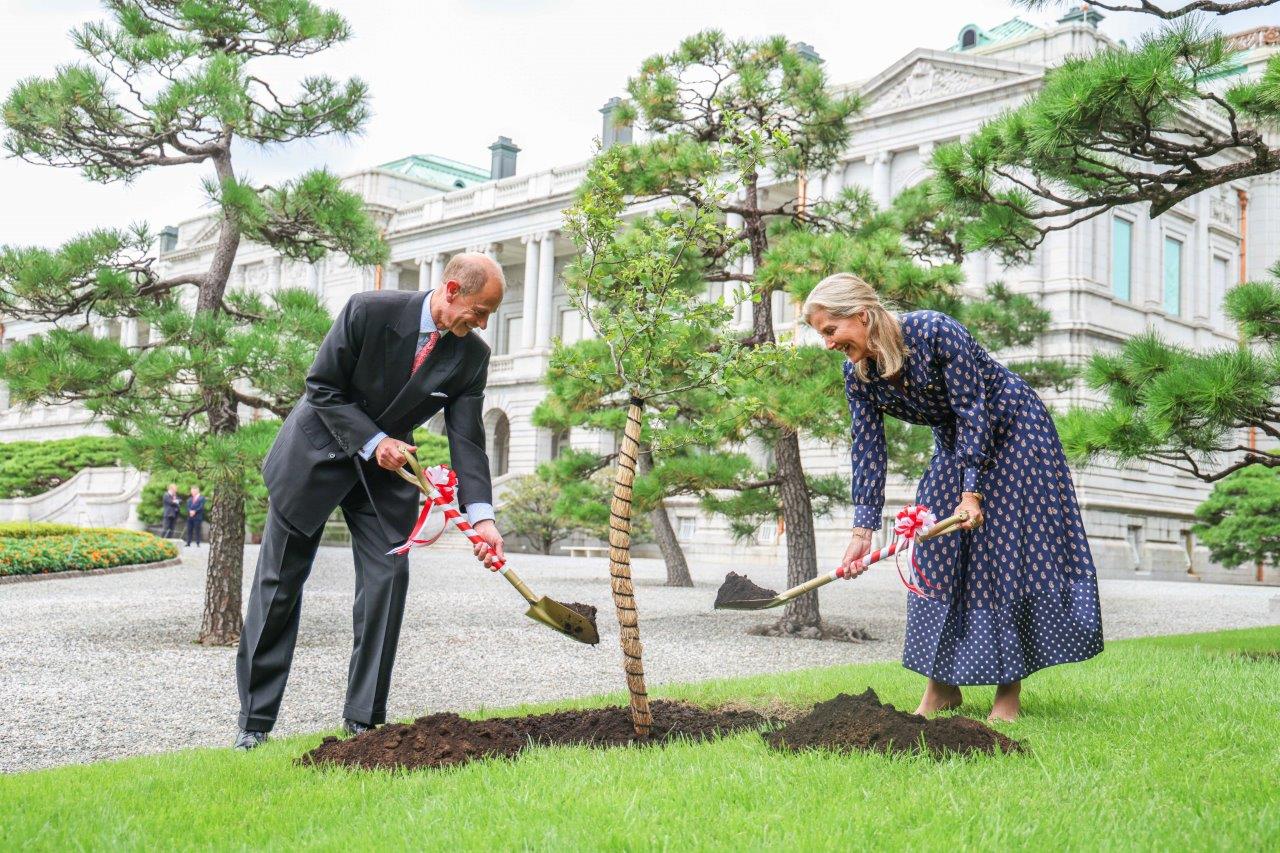 植樹をされる両殿下➁