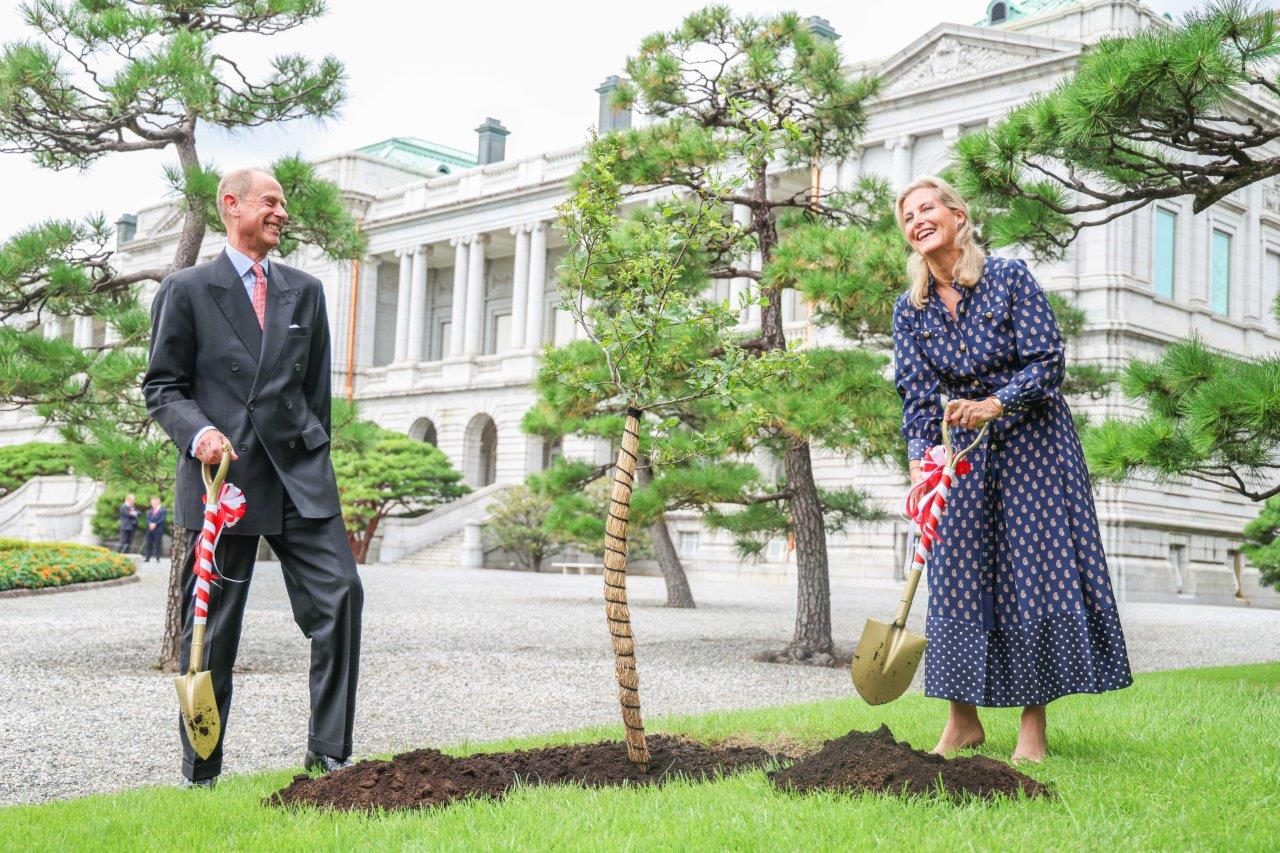 植樹をされる両殿下➂