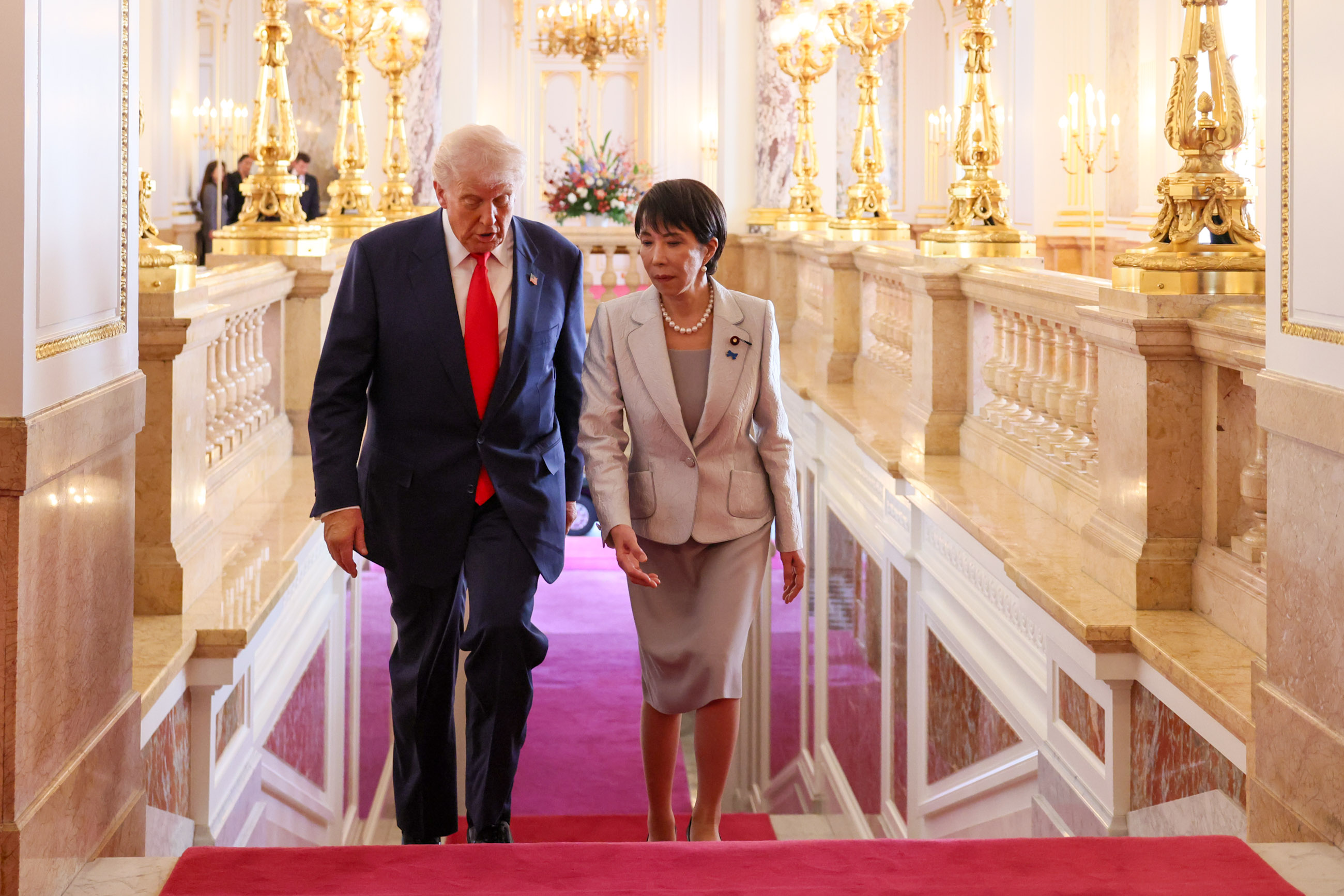 迎賓館本館の中央階段を並んで上る高市総理とトランプ大統領