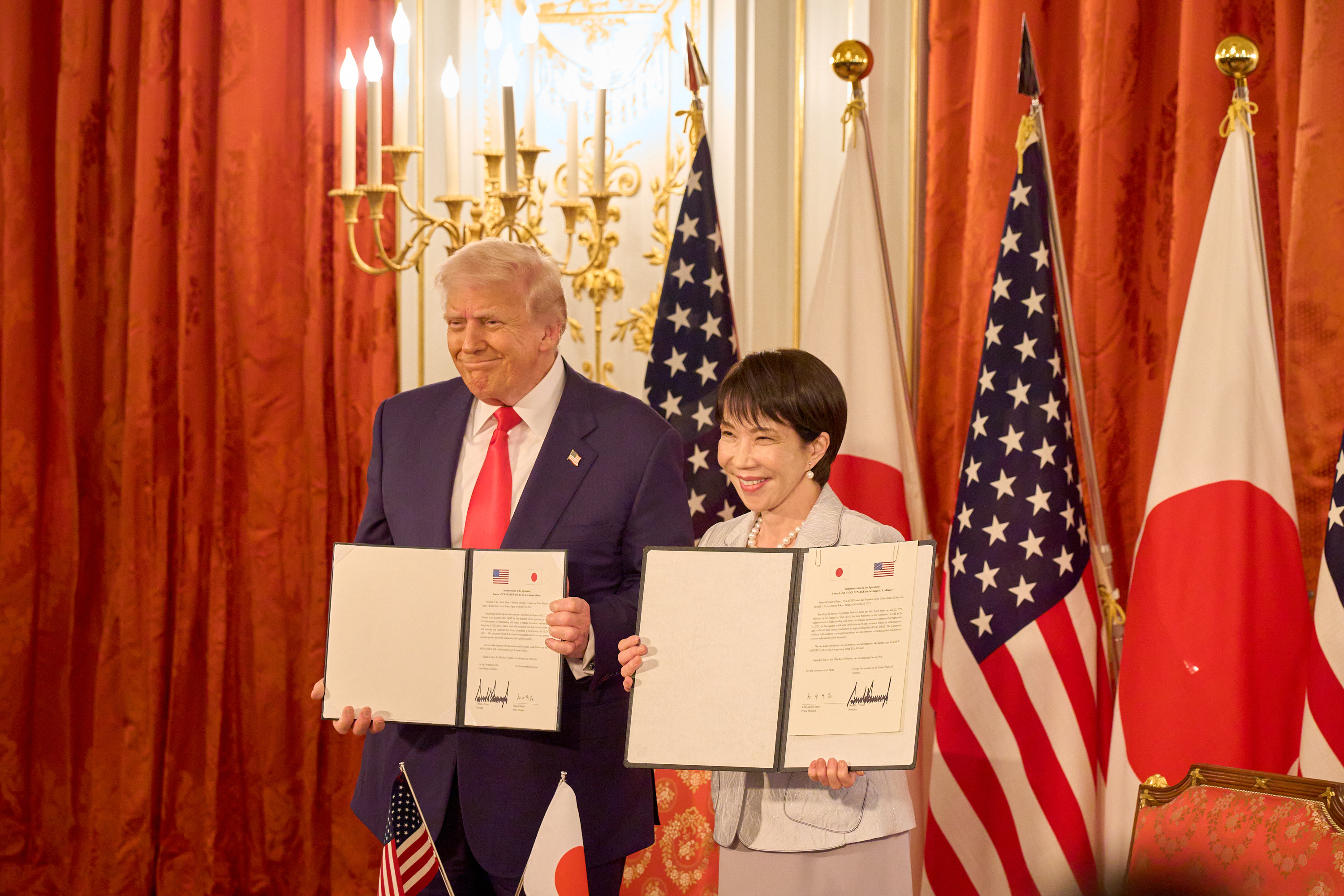 迎賓館本館の彩鸞の間で署名式を行う高市総理とアメリカ合衆国トランプ大統領