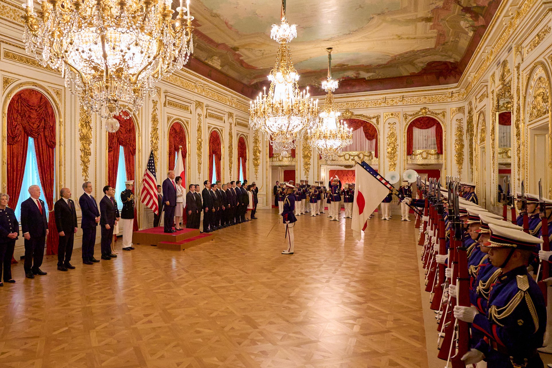 迎賓館本館の羽衣の間にて儀仗隊による栄誉礼を受けるアメリカ合衆国トランプ大統領と高市総理