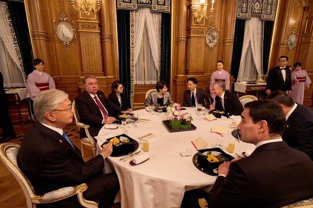 Ms.Takaichi Sanae, Prime Minister of Japan and　the Presidents of the five Central Asian countries, at the banquet in Kacho-no-ma