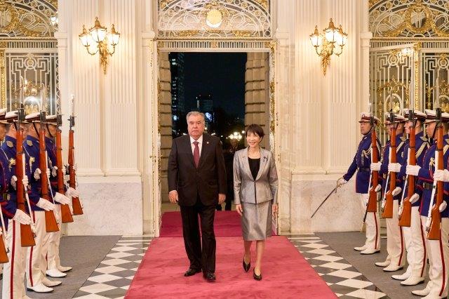 H.E. Mr. Emomali RAHMON, President of the Republic of Tajikistan and Ms. Takaichi Sanae, Prime Minister of Japan receiving a ceremonial welcome by the honor guardat the main entrance