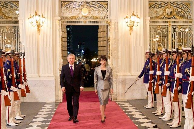 H.E. Mr. Shavkat MIRZIYOYEV, President of the Republic of Uzbekistan and Ms. Takaichi Sanae, Prime Minister of Japan receiving a ceremonial welcome by the honor guard at the main entrance
