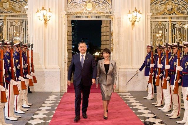 H.E. Mr. Sadyr ZHAPAROV, President of the Kyrgyz Republic and Ms. Takaichi Sanae, Prime Minister of Japan receiving a ceremonial welcome by the honor guard at the main entrance
