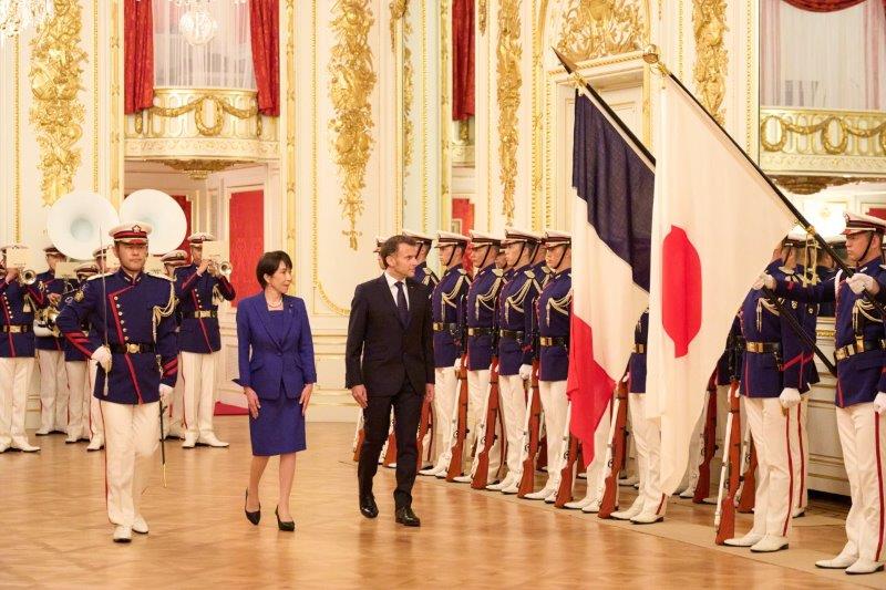 本館羽衣の間にて儀じょう隊による栄誉礼を受けるフランス共和国マクロン大統領と高市総理