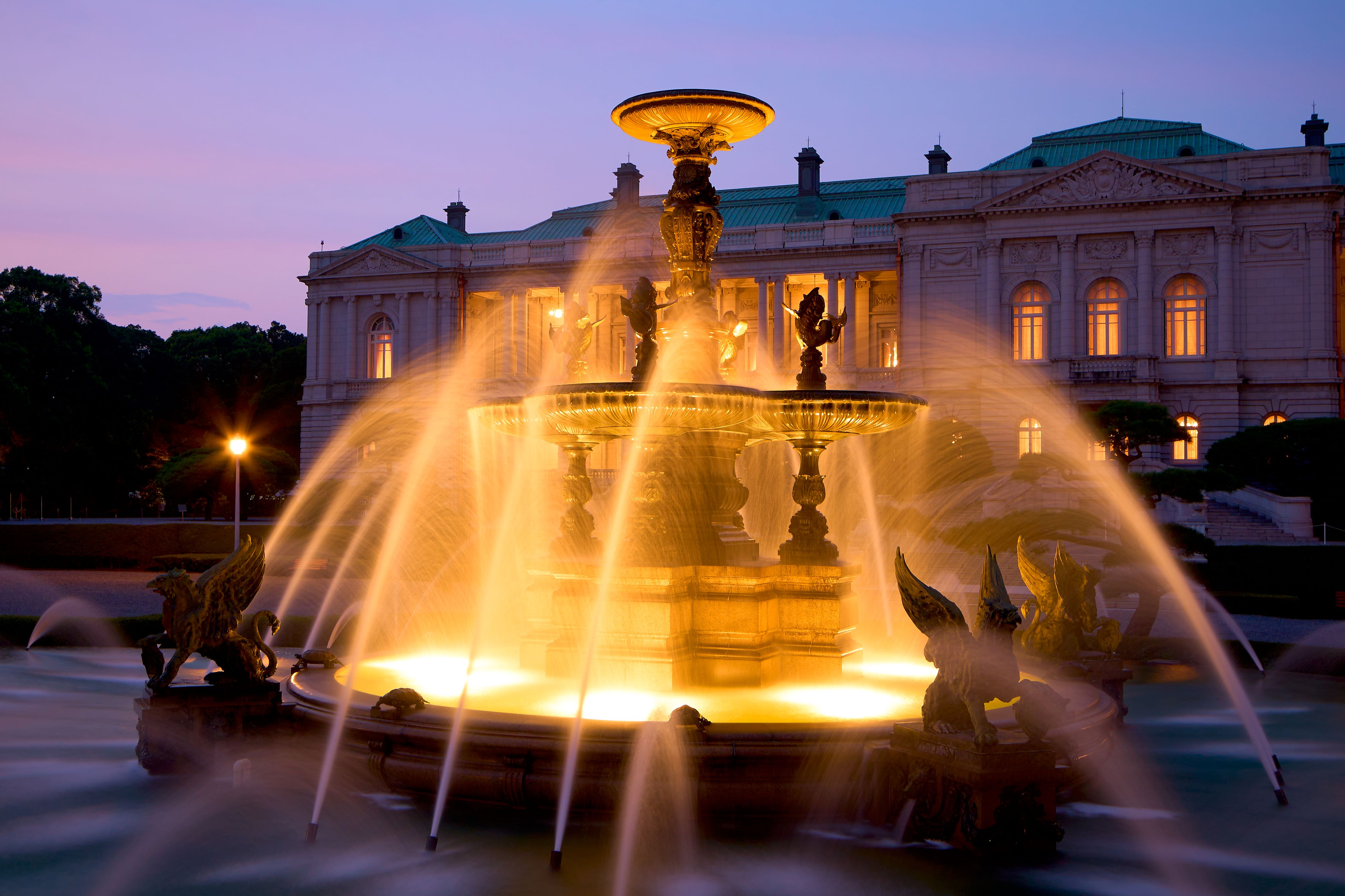 ライトアップされた国宝の噴水