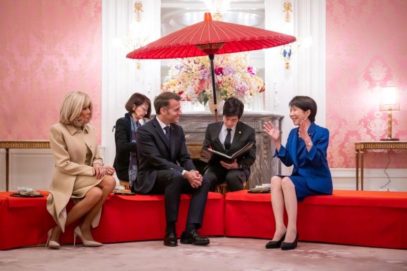 本館サロンで桜の盆栽を鑑賞しながら懇談する高市総理とフランス共和国マクロン大統領夫妻