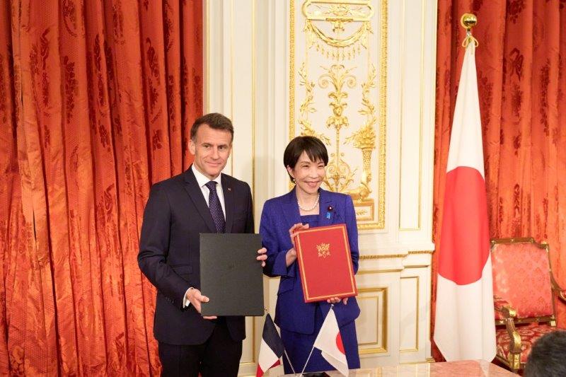 本館彩鸞の間で署名式を行う高市総理とフランス共和国マクロン大統領