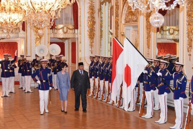 迎賓館本館の羽衣の間にて儀じょう隊による栄誉礼を受けるインドネシア共和国プラボウォ大統領と高市総理