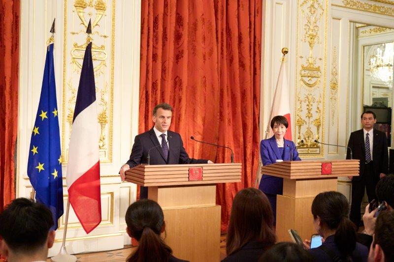 迎賓館本館の彩鸞の間で共同記者発表を行う高市総理とフランス共和国マクロン大統領