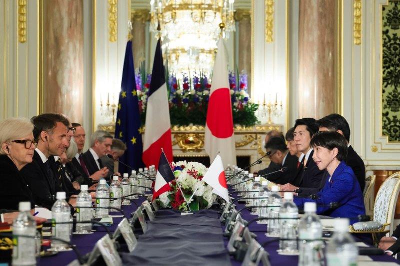 迎賓館本館の朝日の間で会談を行うフランス共和国マクロン大統領