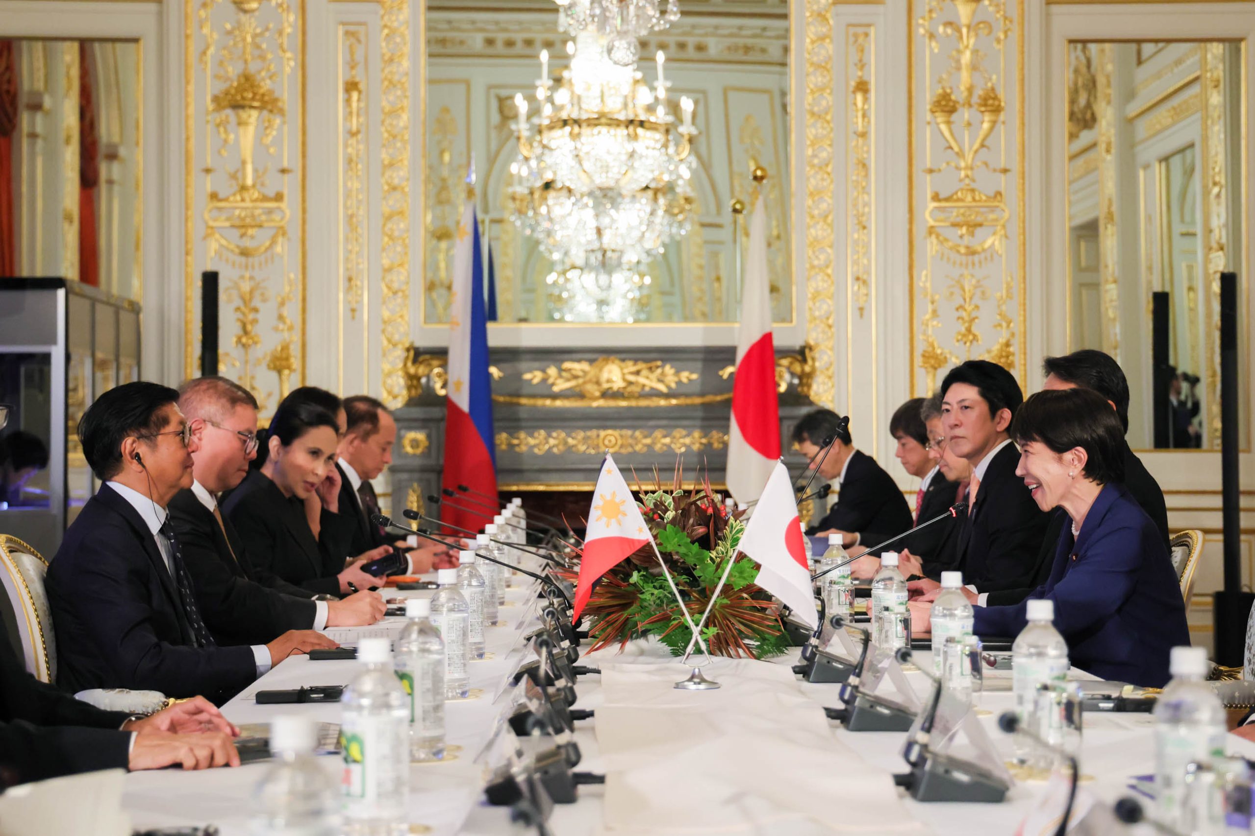 迎賓館本館の彩鸞の間で会談を行う高市総理とフィリピン共和国マルコス大統領