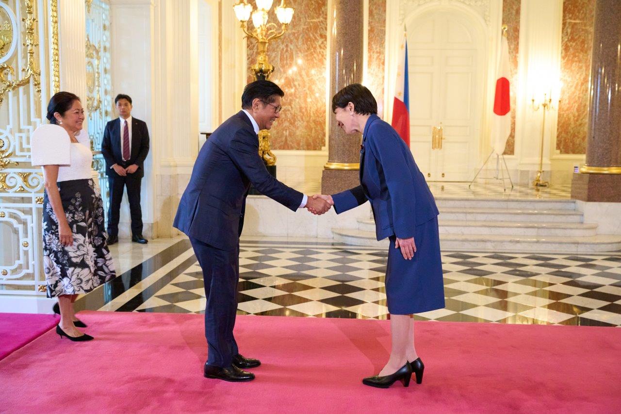 正面玄関でフィリピン共和国マルコス大統領夫妻を出迎える高市総理